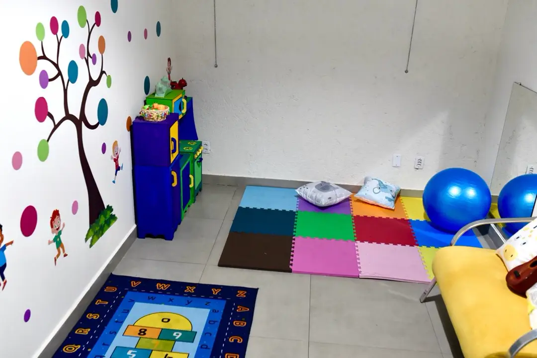 Sala de terapia infantil organizada, representando uma clínica com processos que funcionam mesmo sem o dono presente