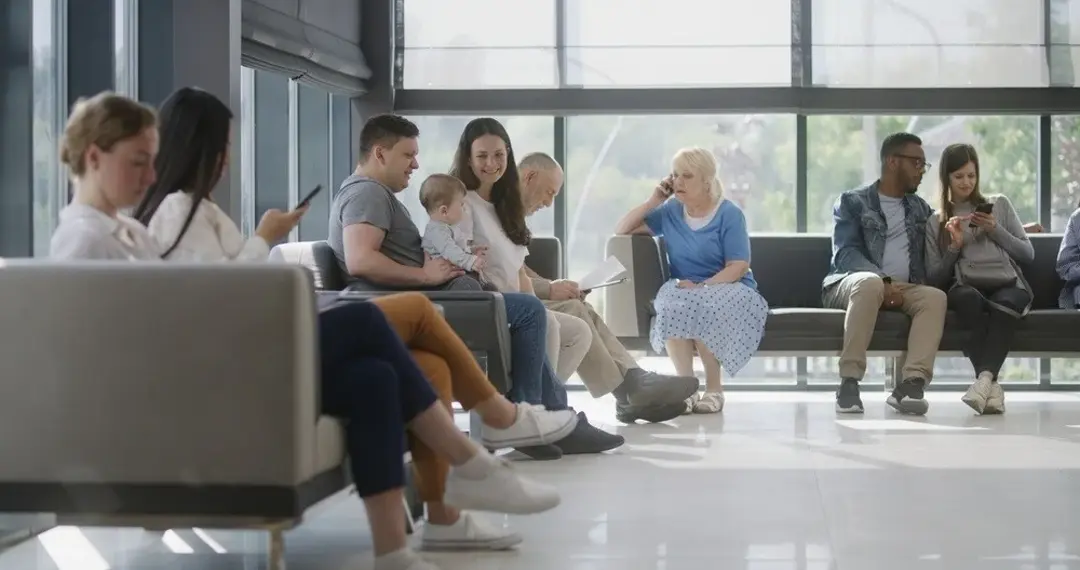 Sala de espera cheia de pacientes, representando o custo das faltas sem aviso na agenda da clínica
